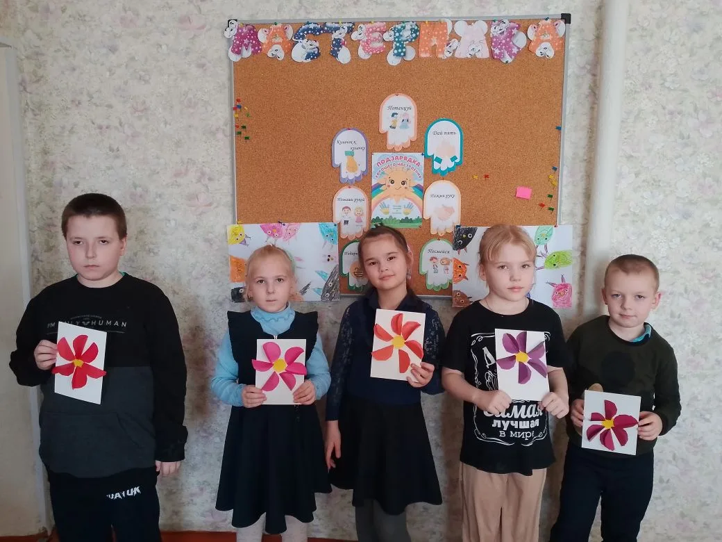 Обучающиеся с поделками